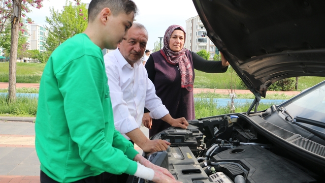 Kelebek hastası çocukları için aldıkları araç çileyi beraberinde getirdi
2 yıl önce aldıkları sıfır kilometre aracı sadece 6 ay kullanabilen mağdur aile, servisten şikayetçi olurken araçlarının da değiştirilmesini istiyor