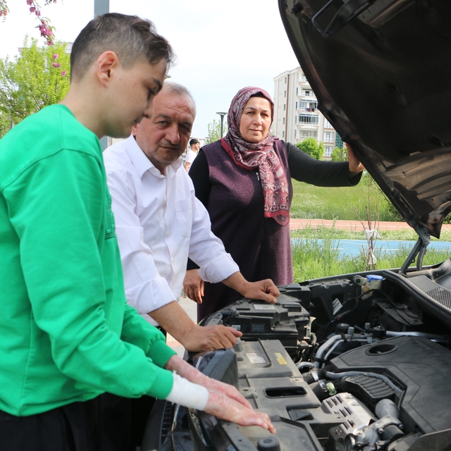 Kelebek hastası çocukları için aldıkları araç çileyi beraberinde getirdi
2...