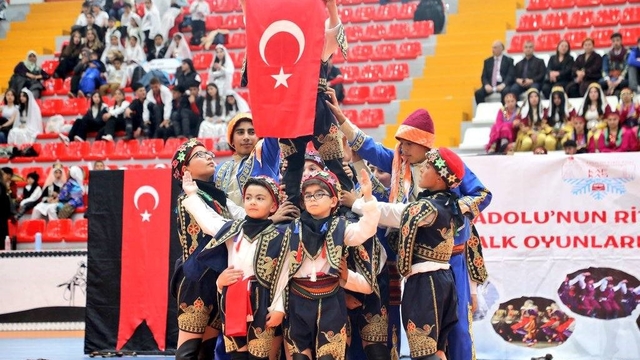 923 öğrenci, 67 ekip, 50 okul: Kars'ta Halk Oyunları Şenliği'nde ter döktü