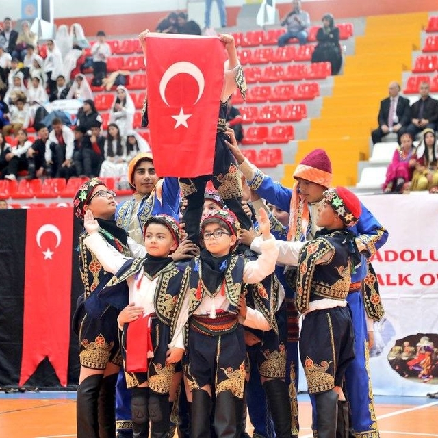 923 öğrenci, 67 ekip, 50 okul: Kars'ta Halk Oyunları Şenliği'nde ter döktü