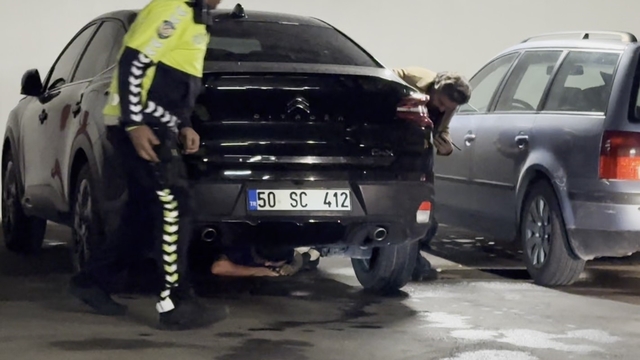 Silahlı çatışma sonrası kaçan şüpheliler yakalandı
Film sahnelerini aratmayan kovalamaca otomobilin altında bitti
