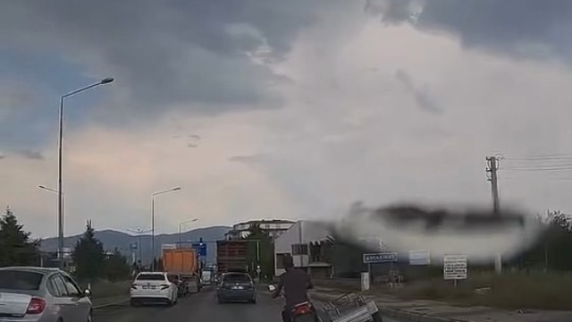 Elazığ'da motosiklet sürücüsünden tehlikeli yolculuk