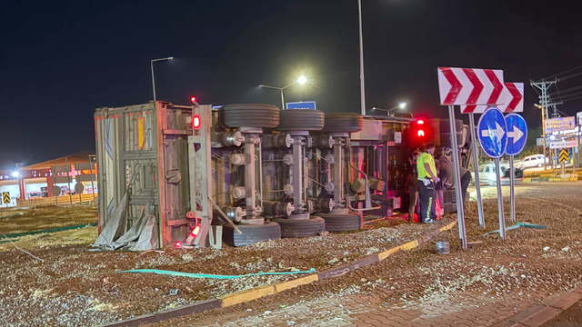 Gaziantep'te TIR devrildi; 17 ton arpa yola saçıldı