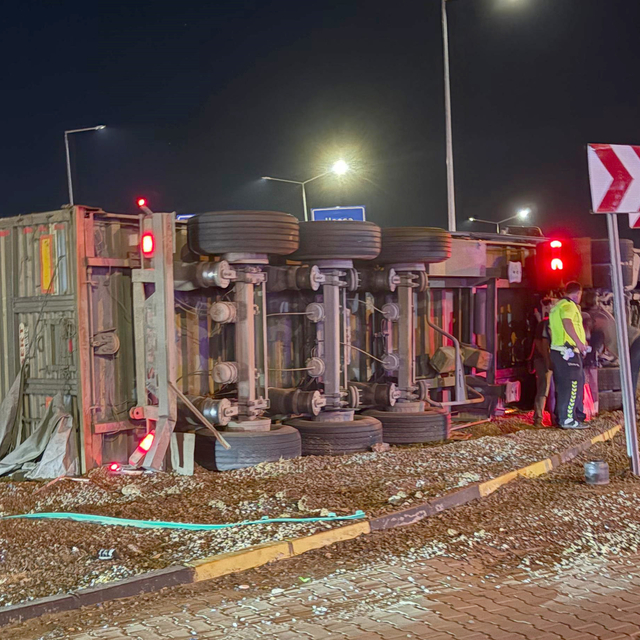 Gaziantep'te TIR devrildi; 17 ton arpa yola saçıldı