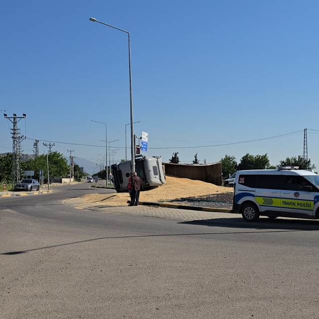 Gaziantep'te arpa yüklü tır kavşakta yan yattı: 1 yaralı