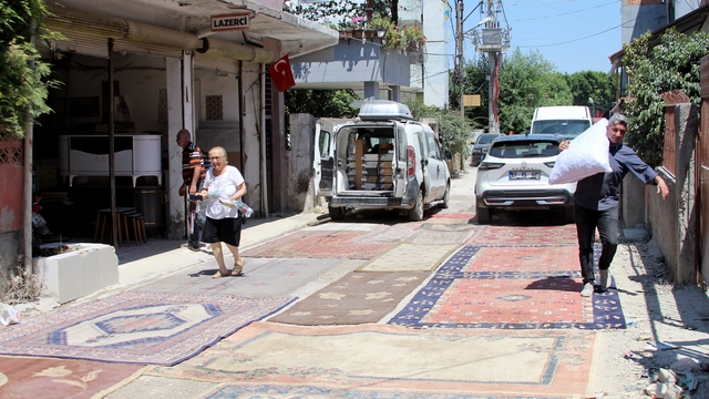 Mahallelinin toz isyanı: Yapılmayan yola halı serdiler