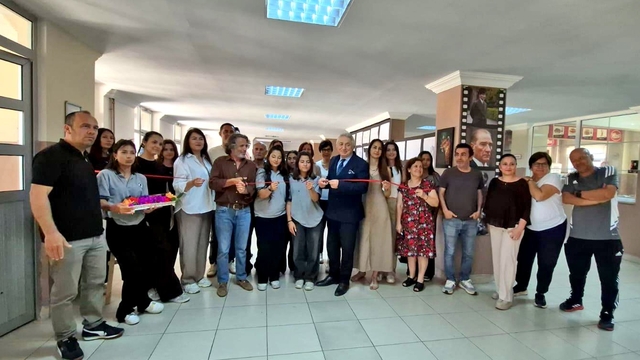 Çeşme Atatürk Anadolu Lisesi'nden "Renklerin Fısıltısı" resim sergisi