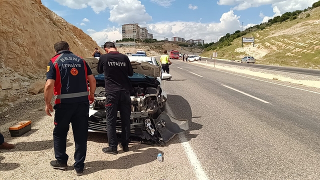 Adıyaman'da otomobiller çarpıştı; 3 yaralı