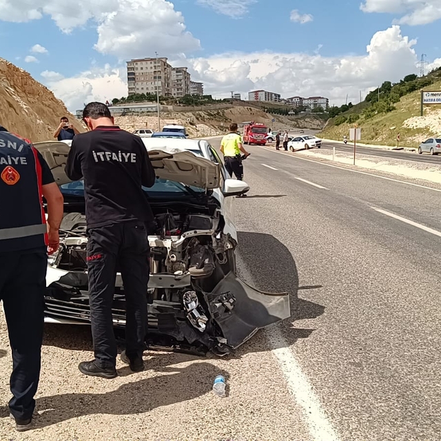 Adıyaman'da otomobiller çarpıştı; 3 yaralı