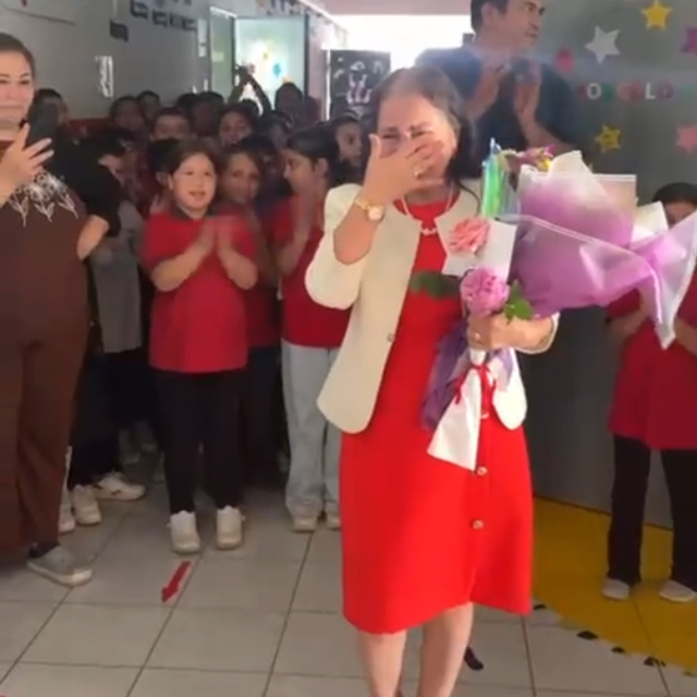 Alkışlarla uğurlanan 41 yıllık öğretmen gözyaşlarını tutamadı