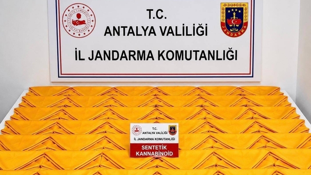 Alanya'da otel odasında 537 bin 600 kullanımlık uyuşturucu madde ele geçirildi