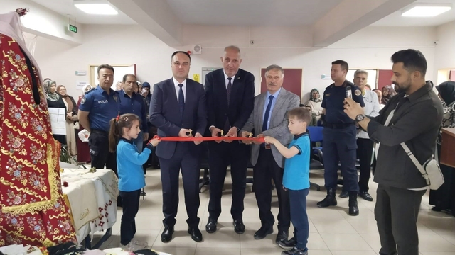 Aslanapa'da yılsonu sergisi açıldı