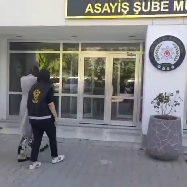 'Yardım' bahanesiyle 87 yaşındaki adama yaklaşan kadın, 10 bin lirasını çal...