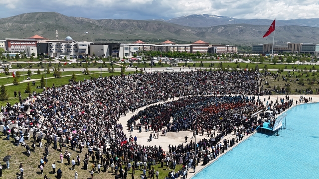EBYÜ'de 3 bin 150 öğrenci mezuniyet sevinci yaşadı