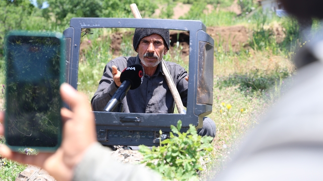 İnşaatı bıraktı, çoban oldu; eski televizyon kasasıyla şöhreti yakaladı
Derede bulduğu televizyon kasasıyla fenomen oldu: 150 milyon izlenmeye koşuyor