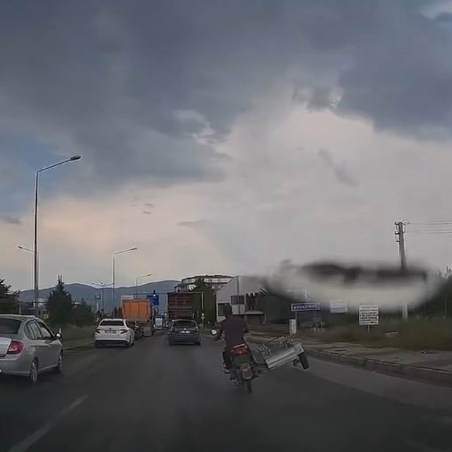 Elazığ'da motosiklet sürücüsünden tehlikeli yolculuk