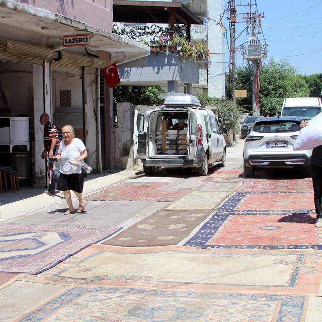 Mahallelinin toz isyanı: Yapılmayan yola halı serdiler