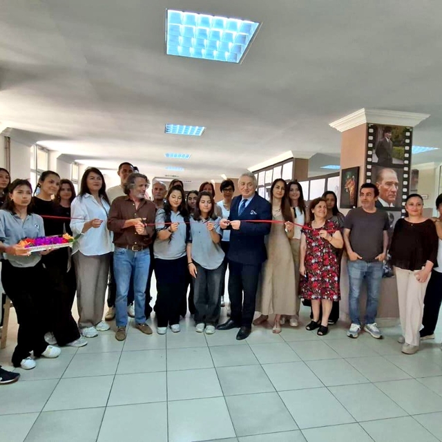 Çeşme Atatürk Anadolu Lisesi'nden "Renklerin Fısıltısı" resim sergisi
