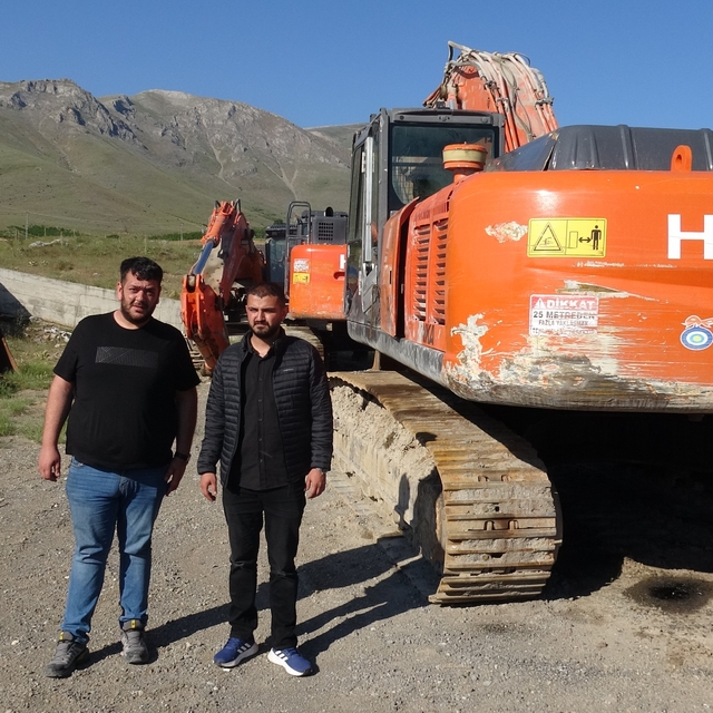 Gasp edildiğini iddia ettikleri 40 milyonluk iş makinelerini dağın başında...
