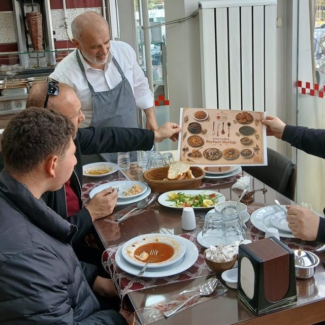 Bayburt'ta lokantalara yöresel lezzetleri tanıtan servis materyalleri dağıt...