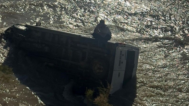 Minibüsüyle Zap Suyu'na uçan sürücü, geceyi aracının üzerinde geçirdi