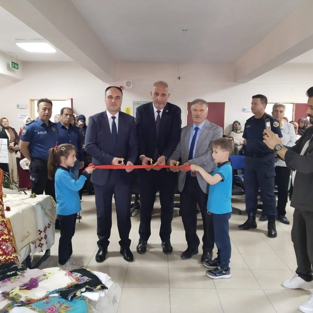 Aslanapa'da yılsonu sergisi açıldı