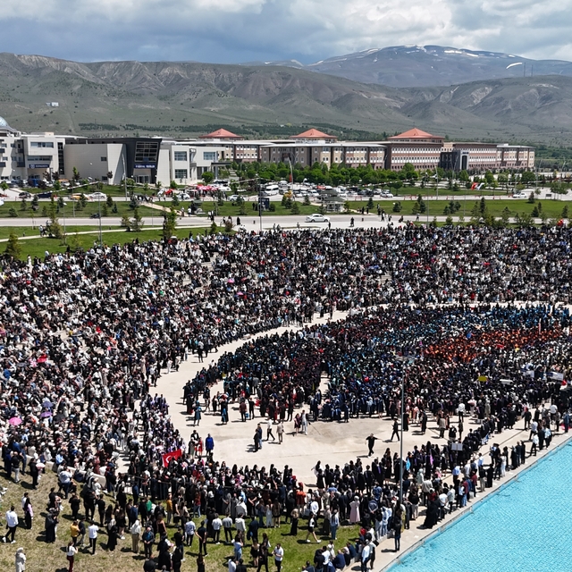 EBYÜ'de 3 bin 150 öğrenci mezuniyet sevinci yaşadı
