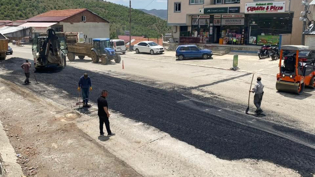 Çelikhan'da yollarda asfalt çalışması