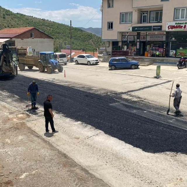Çelikhan'da yollarda asfalt çalışması