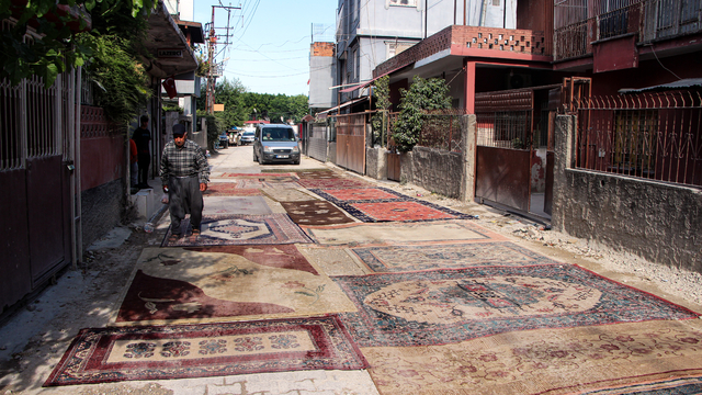 Adana'da 8 aydır asfaltlanmayan yola halı serip çözüm istediler