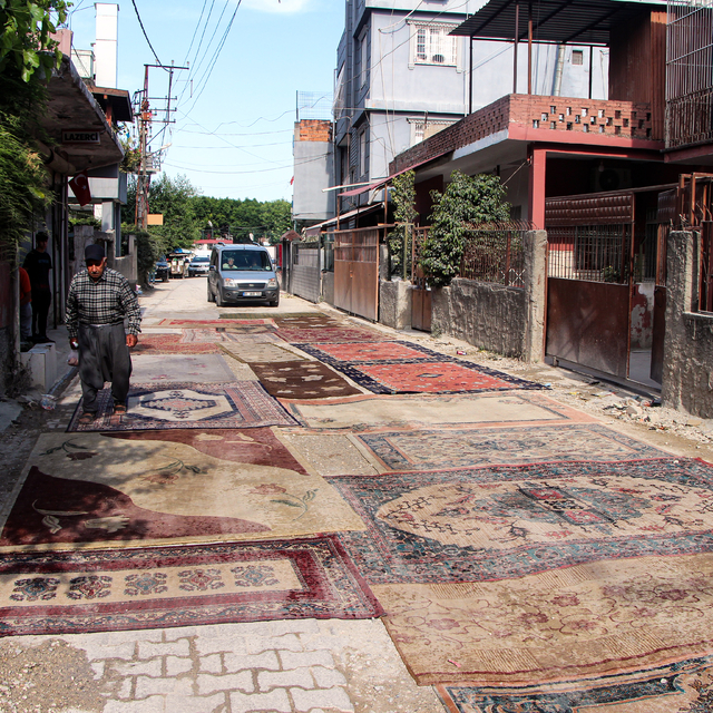 Adana'da 8 aydır asfaltlanmayan yola halı serip çözüm istediler