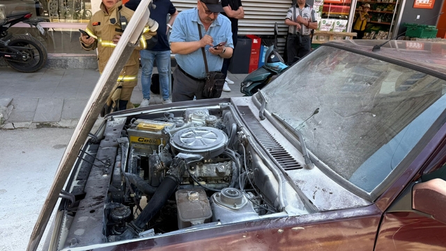 Tofaş aracın motor kısmında çıkan yangın büyümeden söndürüldü