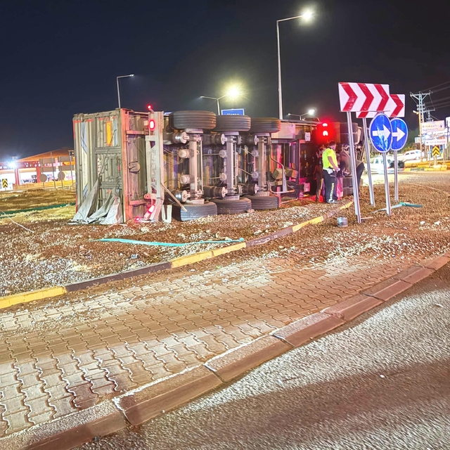 İslahiye'de devrilen arpa yüklü tırın sürücüsü yaralandı