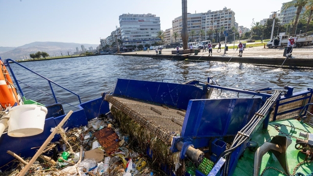 İzmir Körfezi'nden 1,2 milyon ton dip çamuru, binlerce ton atık temizlendi