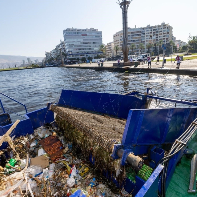 İzmir Körfezi'nden 1,2 milyon ton dip çamuru, binlerce ton atık temizlendi