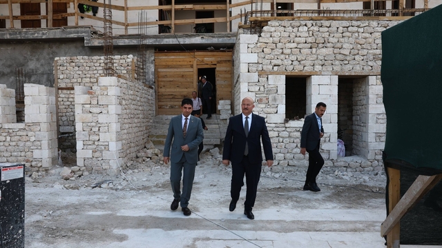 Vali Küçük, tarihi Tuz Hanı'ndaki çalışmaları inceledi