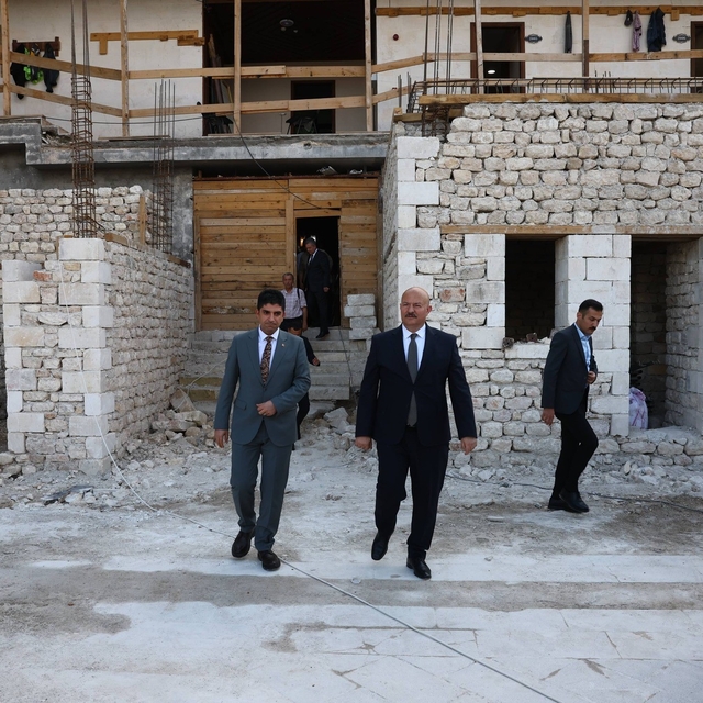 Vali Küçük, tarihi Tuz Hanı'ndaki çalışmaları inceledi