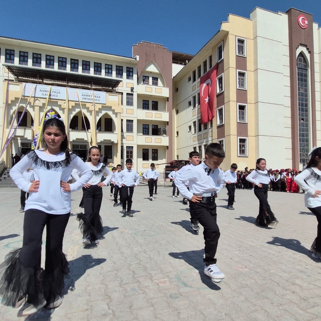 İlkokul öğrencileri 'Yaza Merhaba Şöleni' ile eğlendi