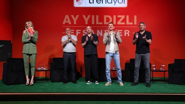 Dünya Kupası kahramanları, Bursa'da
'Ay Yıldızlı Efsaneler' Bursa'da sporseverlerle bir araya geldi
İlhan Mansız: "Son altın golü atmış olmanın bende farklı bir yeri var"
Ümit Davala: "Barış Yılmaz'ın savaşcı ruhu herkese örnek olmalı"
Rüştü Reçber: "Stilleriyle olmasa da, bu çocuklar başarılarıyla efsane olacaktır"