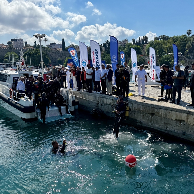 Antalya'da Dünya Çevre Günü kapsamında deniz dibi temizliği yapıldı