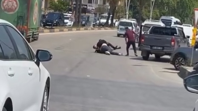 Trafikte yanlarında tüfek bulunan 2 kişi, kamyonet sürücüsünü sopayla darbetti