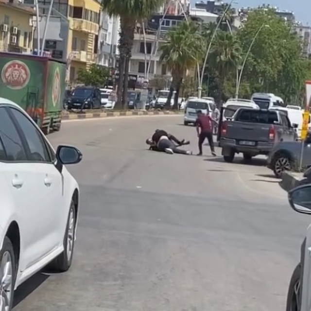Trafikte yanlarında tüfek bulunan 2 kişi, kamyonet sürücüsünü sopayla darbe...