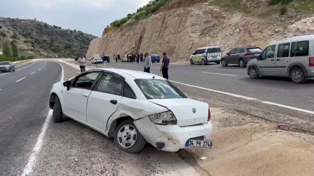 Besni'de otomobiller çarpıştı: 2 yaralı