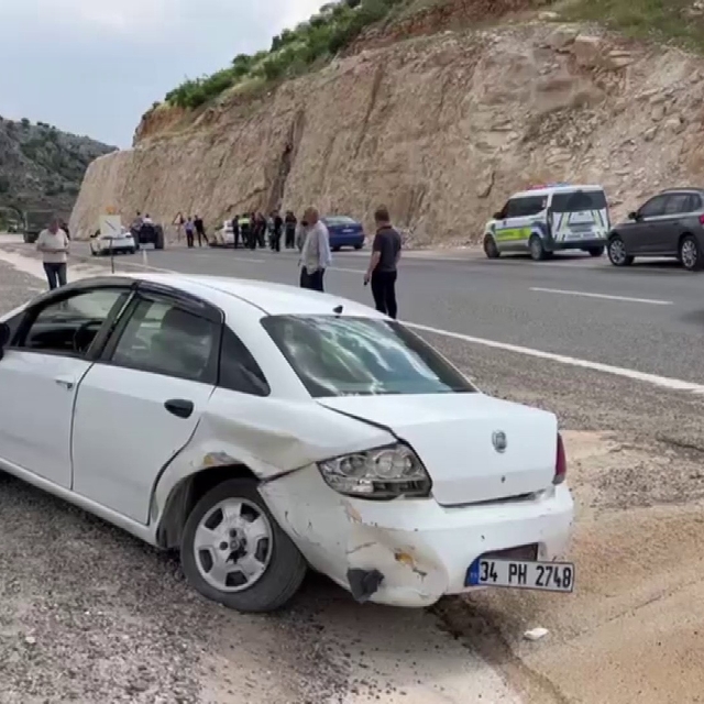 Besni'de otomobiller çarpıştı: 2 yaralı
