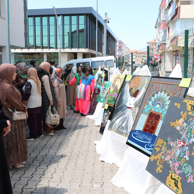 Yozgat'ta Halk Eğitimi Merkezi yıl sonu sergisi açıldı