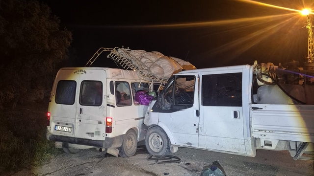 Konya'da kamyonet ile minibüs çarpıştı: 7 yaralı