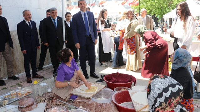 Halk Eğitim Merkezi Müdürlüğünde yıl sonu sergisi açıldı