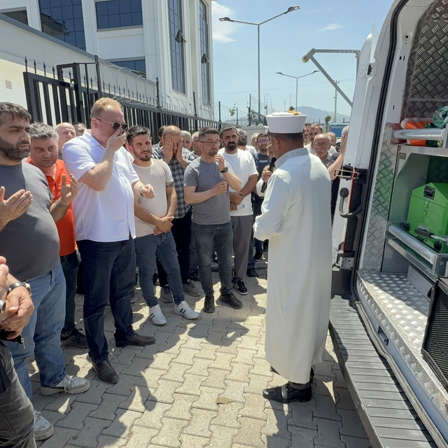 Fabrikadaki elektrik faciasında ölen 3 işçinin cenazeleri ailelerine teslim...