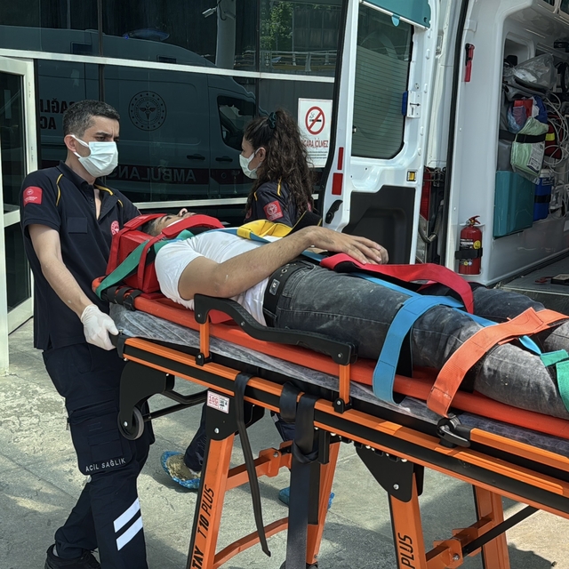 İskeleden düşen yabancı uyruklu işçi yaralandı
