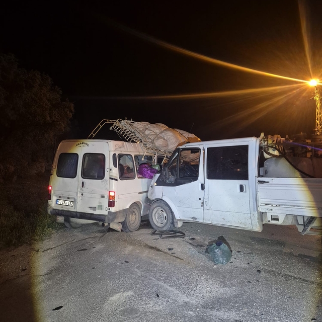 Konya'da kamyonet ile minibüs çarpıştı: 7 yaralı